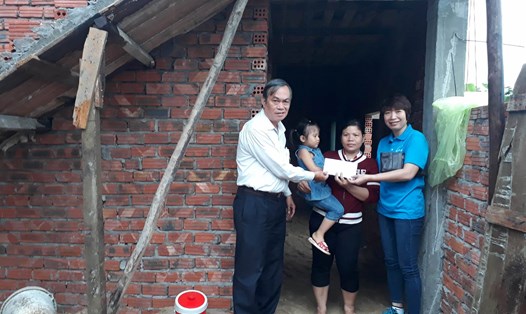 LĐLĐ TP. Đà Nẵng trao tiền hỗ trợ đợt 1 cho gia đình chị Tuyết Sương, người mẹ đơn thân đang nuôi 3 con nhỏ được Thủ tướng hỏi thăm và trao tặng quà. Ảnh: TT