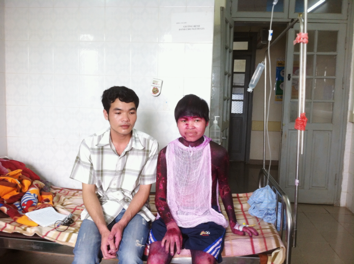 Chị Tâm cùng chồng tại Bệnh viên đa khoa tỉnh Hòa Bình