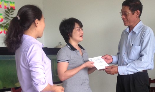Chủ tịch LĐLĐ tỉnh Ninh Thuận thăm và tặng quà cho CN bị bệnh suy thận mãn tính