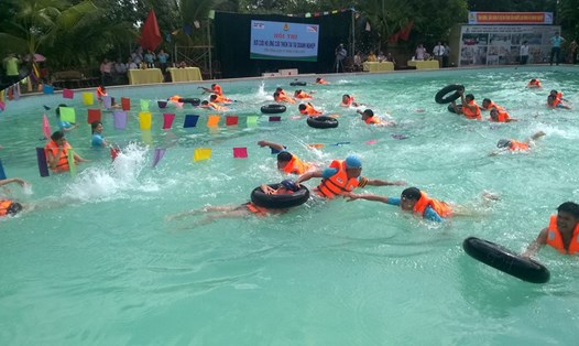 Các đội tuyển thi đấu trong giải bơi.