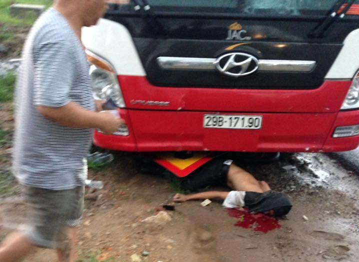 Nam thanh niên nằm ngay trước đầu xe - Ảnh CTV