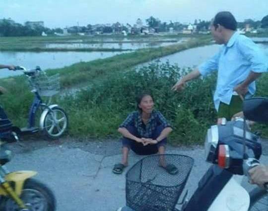 Hình ảnh được cho là người dân bắt một phụ nữ bắt cóc trẻ em. Ảnh Facebook TT