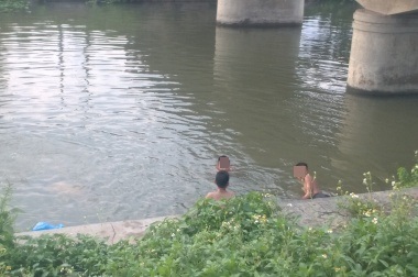 Hai chị em cháu Hường ra bờ ao chơi nhưng bị đuối nước thương tâm. Ảnh minh họa