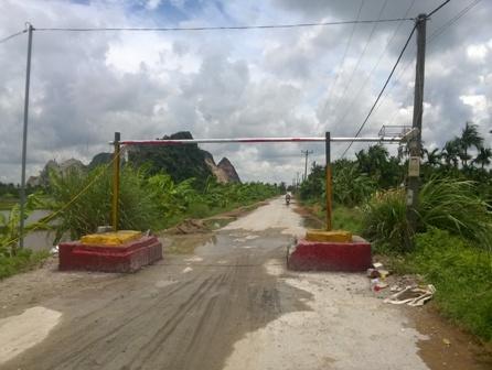 Dân lập chốt ngăn xe chở rác thải vào bãi Da Lợn - Ảnh Tiến Nguyễn