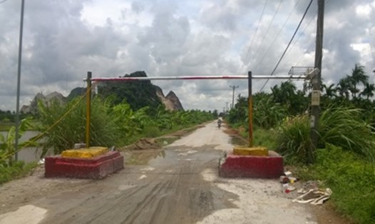 Dân lập chốt ngăn xe chở rác thải vào bãi Da Lợn - Ảnh Tiến Nguyễn