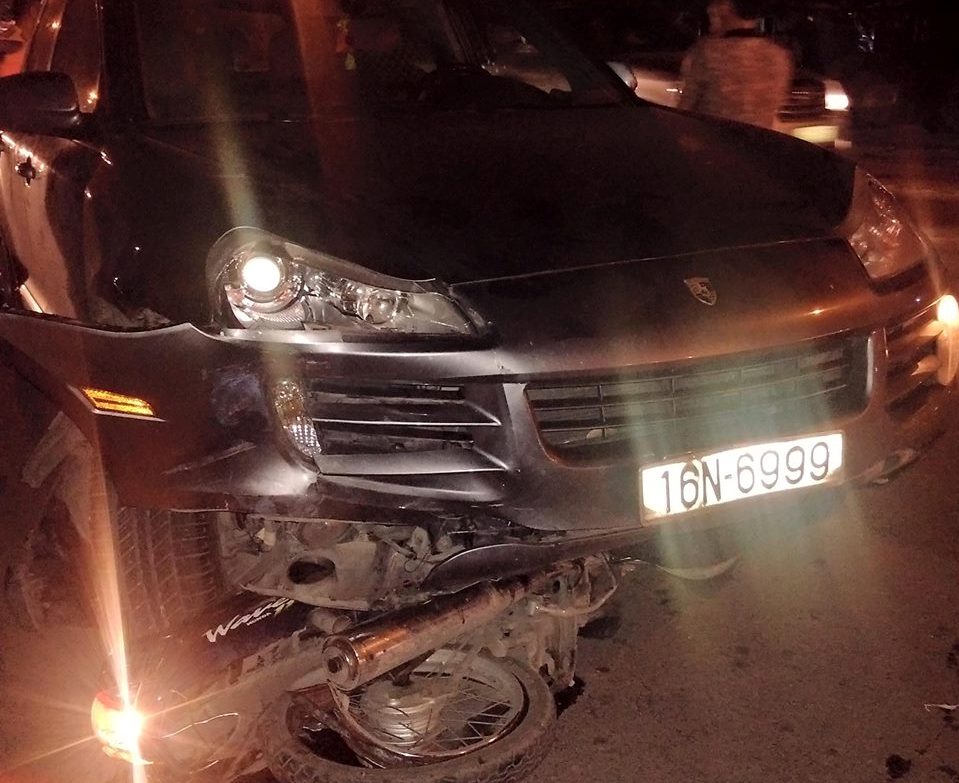 Chiếc xe chỉ dừng lại khi cuốn một xe máy vào gầm - Ảnh CTV