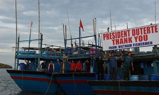 Thuyền ngư dân Việt được thả mang biển cảm ơn Tổng thống Duterte.