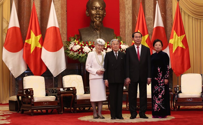 Chủ tịch Nước Trần Đại Quang cùng Phu nhân chụp ảnh cùng Nhà vua Akihito và Hoàng hậu Michiko.