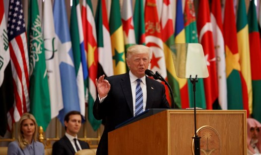 Tổng thống Donald Trump đọc diễn văn tại Hội nghị thượng đỉnh Arab Hồi giáo Mỹ ngày 21.5.2017 ở Riyadh, Saudi Arabia. (Ảnh: AP)