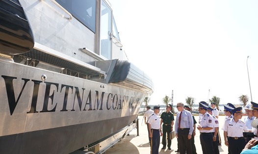 Lễ bàn giao xuồng tuần tra của Mỹ cho Cảnh sát Biển Việt Nam. (Ảnh: Đại sứ quán Mỹ)