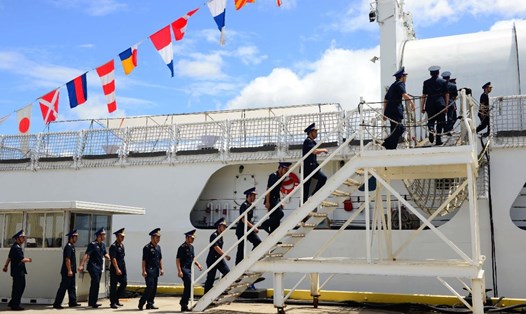  Các thành viên của cảnh sát biển Việt Nam lên tàu CSB-8020 trong lễ bàn giao tại Căn cứ Tuần duyên Honolulu hôm 25.5.2017.