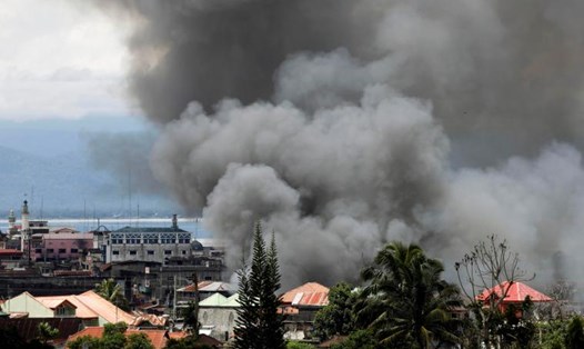 Khói bốc lên ở Marawi sau cuộc giao tranh giữa quân chính phủ và phiến quân Maute ngày 27.5. (Ảnh: Reuters)