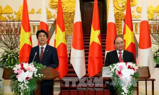 Thủ tướng Nguyễn Xuân Phúc và Thủ tướng Shinzo Abe phát biểu tại cuộc họp báo sau hội đàm ngày 16.1.2017, nhân chuyến thăm Việt Nam của Thủ tướng Shinzo Abe. (Ảnh: TTXVN)