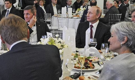 Tổng thống Putin ngồi cạnh ông Flynn. (Ảnh: Dailykos)