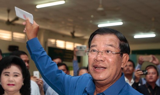 Thủ tướng Hun Sen đi bỏ phiếu ngày 4.6. (Ảnh: AP)