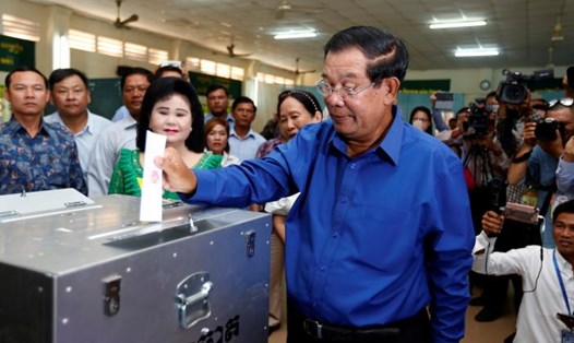 Thủ tướng Campuchia Hun Sen bỏ phiếu hôm 4.6. (Ảnh: Reuters)