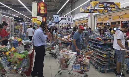 Người dân Qatar đổ xô mua thực phẩm dự trữ ở một siêu thị tại Doha. (Ảnh: AP)