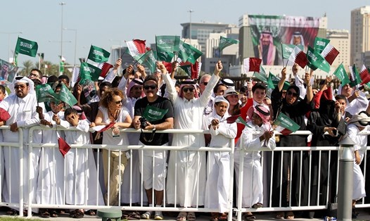 Người dân Qatar chào đón Quốc vương Saudi Arabia trong chuyến thăm Doha tháng 12.2015. Tuy nhiên, Saudi Arabia là một trong những nước tuyên bố cắt quan hệ ngoại giao với Qatar. (Ảnh: Reuters)