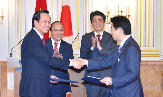 Thủ tướng Nguyễn Xuân Phúc và Thủ tướng Shinzo Abe chứng kiến lễ trao các văn kiện hợp tác hai nước. Ảnh: VGP