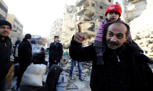 Sơ tán khỏi Aleppo. Ảnh: Reuters