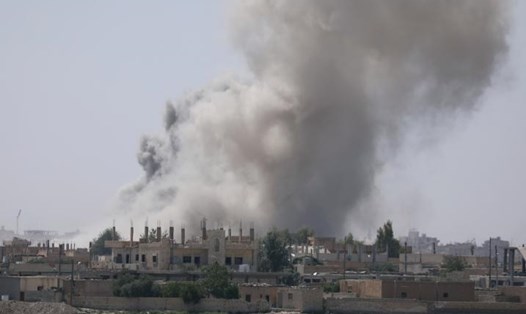 Khói bốc lên sau các trận giao tranh ở ngoại ô Raqqa. Ảnh: Reuters