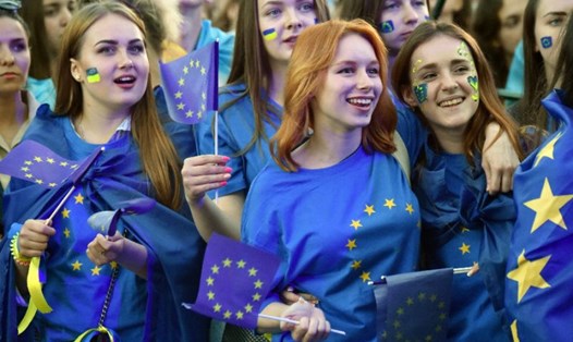 Một buổi hoà nhạc lớn được tổ chức ở Kiev nhân dịp bắt đầu miễn visa cho người Ukraina vào EU. Ảnh: AFP