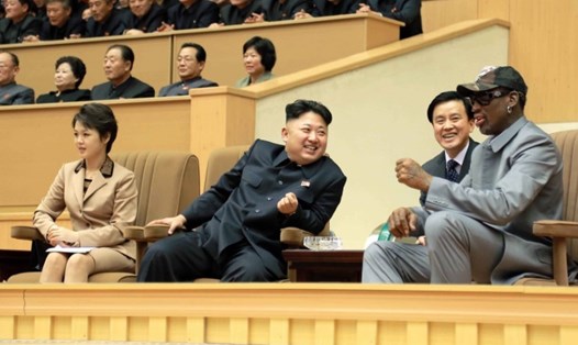 Ông Kim Jong-un và Dennis Rodman xem thi đấu bóng rổ ở Bình Nhưỡng. Ảnh ngày 9.1.2014 của KCNA.