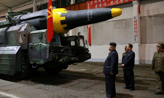 Nhà lãnh đạo Triều Tiên Kim Jong-un kiểm tra tên lửa đạn đạo chiến lược tầm xa Hwasong-12 (Mars-12). Ảnh: KCNA/Reuters