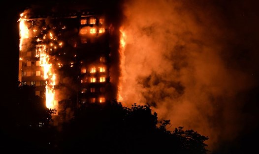 Toà chung cư 24 tầng Grenfell Tower bốc cháy dữ dội. Ảnh: Guardian