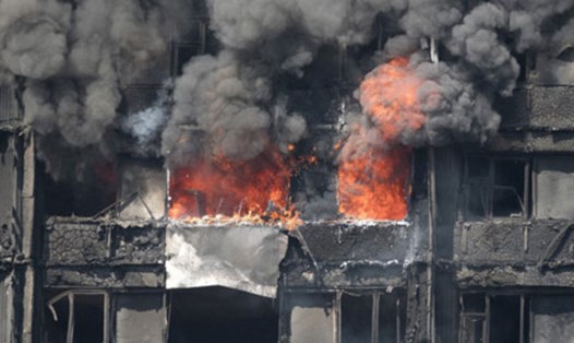 Toà chung cư 24 tầng Grenfell Tower bốc cháy dữ dội. Ảnh: Guardian