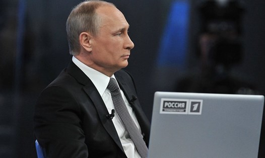 Tổng thống Nga Vladimir Putin đối thoại trực tuyến với người dân Nga. Ảnh: Sputnik