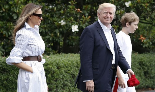 Tổng thống Donald Trump, phu nhân Melania Trump và con trai Barron Trump lên đường đến Trại David hôm 17.6. Ảnh: AP