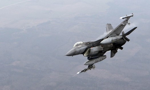 Một chiếc F-16 của NATO. Ảnh: Reuters