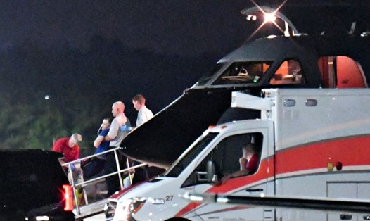 Otto Warmbier được chuyển từ máy bay vận tải y khoa sang một xe cấp cứu đang chờ sẵn ở sân bay Lunken ở thành phố Cincinnati, bang Ohio, ngày 13.6.2017. Ảnh: Reuters