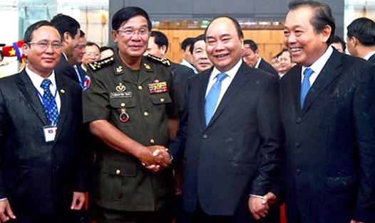 Thủ tướng Nguyễn Xuân Phúc và Thủ tướng Campuchia Hun Sen dự gặp mặt cán bộ, sinh viên, cựu chiến binh Việt Nam tham gia công tác, chiến đấu tại Campuchia. Ảnh: TTXVN