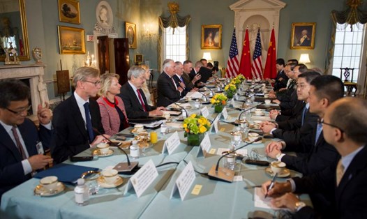 Ngoại trưởng Mỹ Rex Tillerson hội kiến Ủy viên Quốc vụ viện đặc trách đối ngoại của Trung Quốc, Dương Khiết Trì, và Tướng Phòng Phong Huy, tại Bộ Ngoại giao Mỹ ở Washington, ngày 21.6.2017. Ảnh: AP