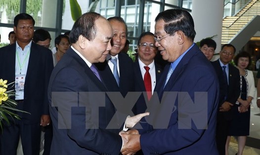 Thủ tướng Nguyễn Xuân Phúc tiễn Thủ tướng Campuchia Samdech Techo Hun Sen ngày 22.6. Ảnh: TTXVN