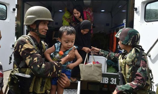 Người dân Marawi đi sơ tán. Ảnh: AFP