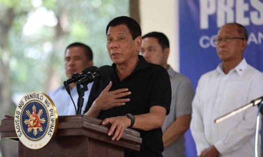 Tổng thống Rodrigo Duterte phát biểu khi đến thăm một doanh trại quân đội hôm 2.6.2017. Ảnh: Reuters