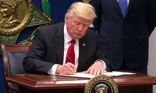 Tổng thống Donald Trump ký sắc lệnh cấm nhập cảnh. Ảnh: Reuters