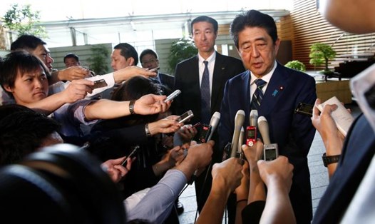Thủ tướng Shinzo Abe trả lời báo chí ngày 3.7. Ảnh: Reuters
