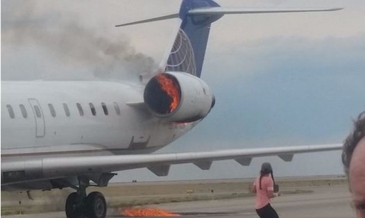 Động cơ trái bốc cháy khi máy bay hạ cánh. Ảnh: BI