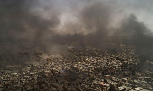 Khói bao trùm khu phố cổ Mosul ngày 3.7. Ảnh: AP