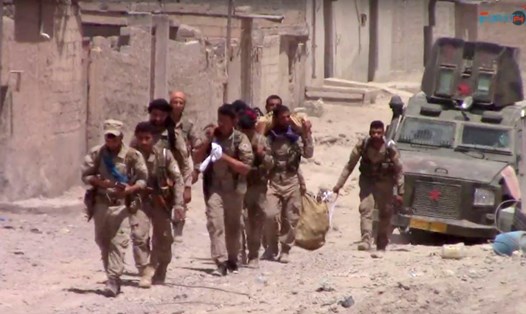 Lực lượng Dân chủ Syria được Mỹ hậu thuẫn đã phá tường xâm nhập khu phố cổ Raqqa. Ảnh: AP