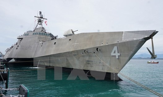 Tàu khu trục USS Coronado tại Cam Ranh. Ảnh: TTXVN