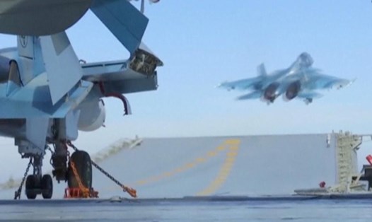 Oanh tạc cơ Nga cất cánh từ hàng không mẫu hạm Amiral Kuznetsov, ngoài khơi bờ biển Syria, từ tháng 11.2016. Ảnh: Getty