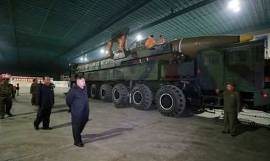 Nhà lãnh đạo Kim Jong-un thị sát tên lửa Hwasong-14. Ảnh: Reuters