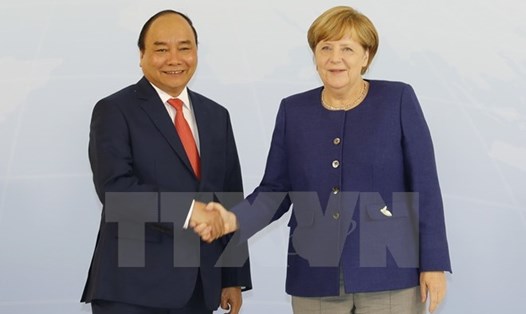 Thủ tướng Đức Angela Merkel đón Thủ tướng Nguyễn Xuân Phúc. Ảnh: TTXVN
