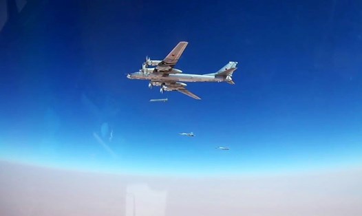 Máy bay ném bom chiến lược Tu-95MS bắn tên lửa Kh-101. Ảnh: Sputnik