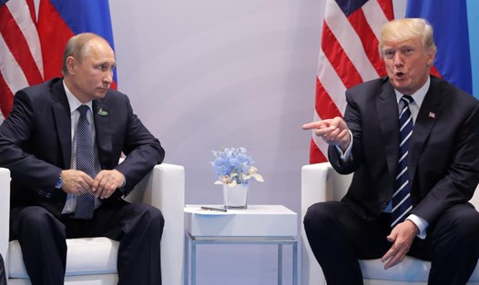 Tổng thống Donald Trump và Tổng thống Vladimir Putin gặp nhau ở G20. Ảnh: Reuters